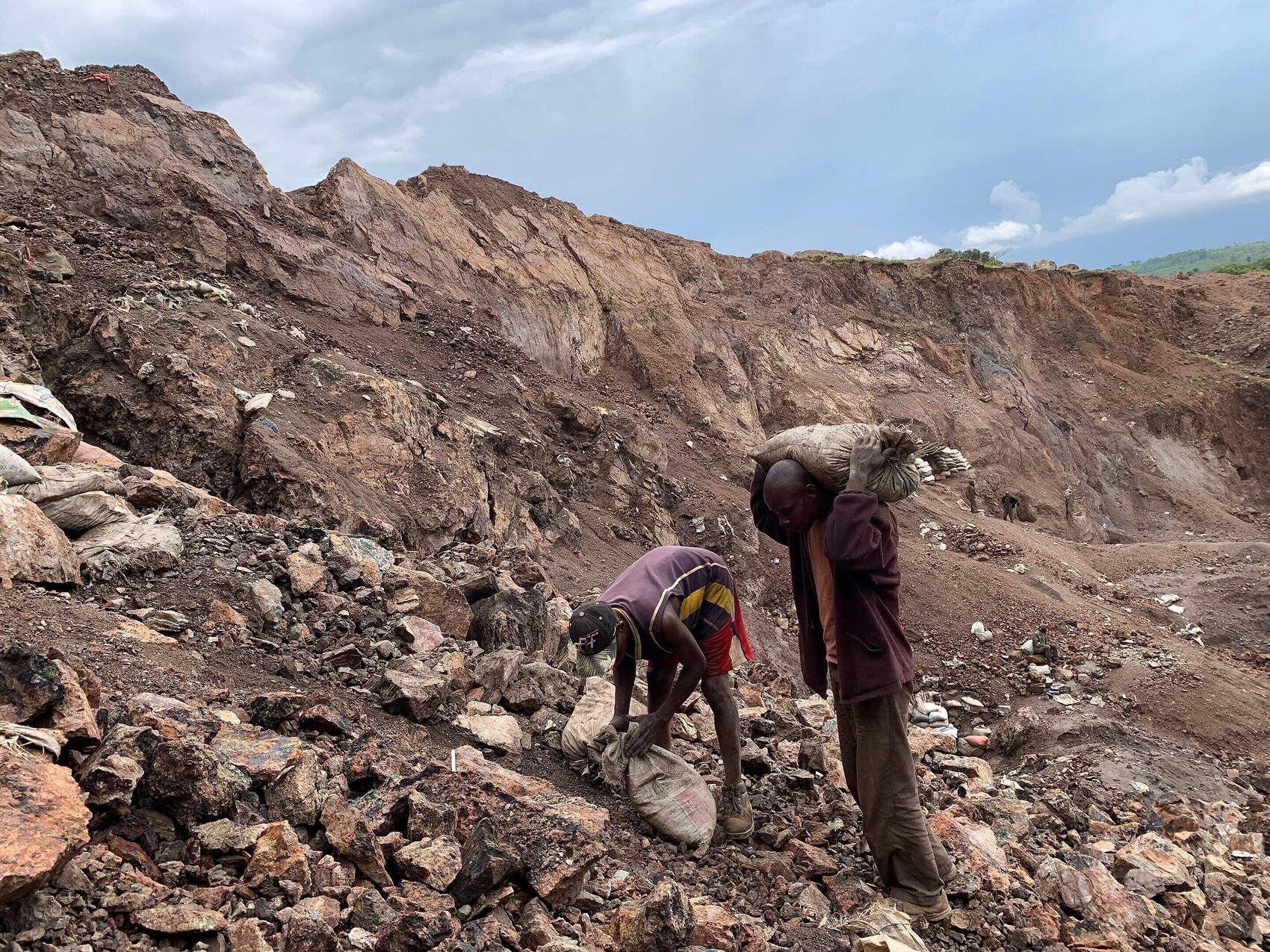 More than energy, the internet is made of materials, mostly metals mined from the earth. While Congo is very rich in mineral resources, these deposits require extensive manual labor to extract, often under life-threatening conditions. Mining of cobalt is tied to human rights abuses, such as unsafe work-sites, child labor, and forced Congolese labor, in addition to environmental degradation. â By The International Institute for Environment and Development - Flickr, CC BY 2.5