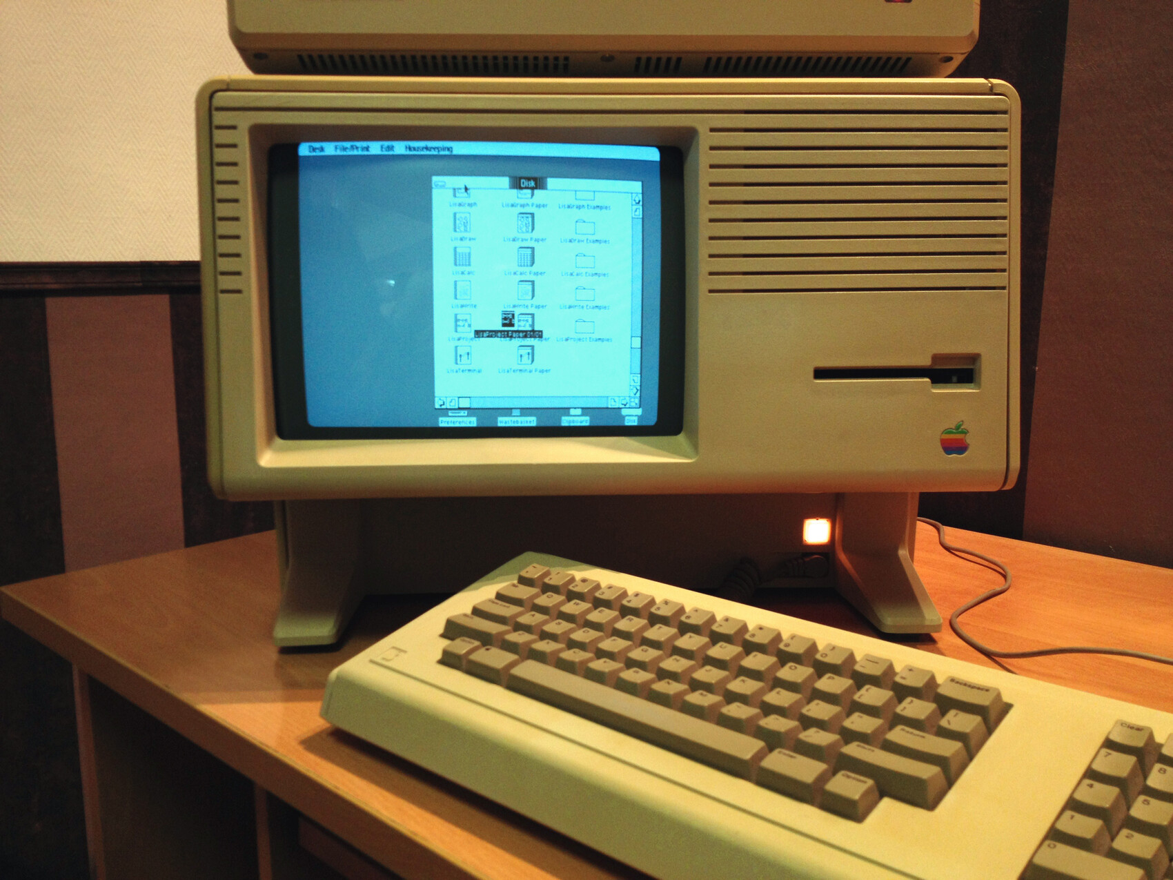 Early graphical interface on the 1983 Apple Lisa (wikimedia: By Ălvaro Ibåñez from Madrid, Spain - Apple Lisa (Little Apple Museum), CC BY 2.0, https://commons.wikimedia.org/w/index.php?curid=39544147)